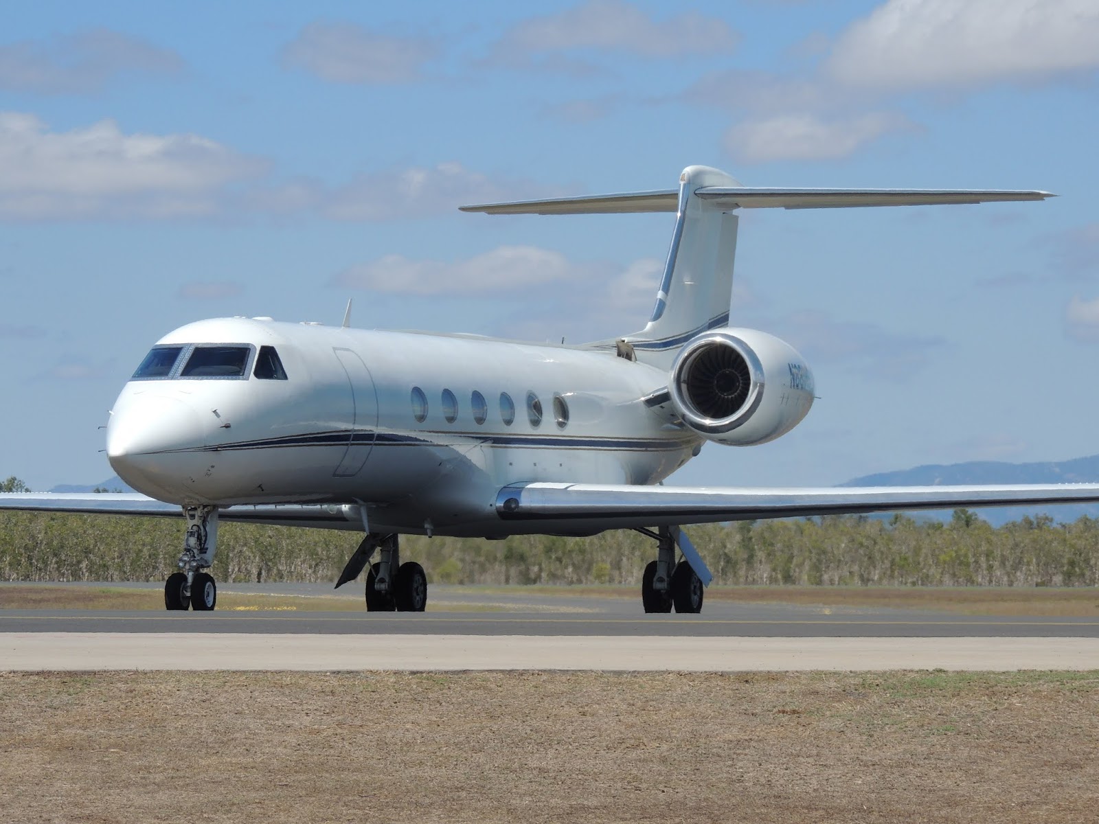 4 airlines have flights to whitsunday coast from sydney on a daily basis. Central Queensland Plane Spotting American Registered Gulfstream Aerospace G V Bizjet N881hs Arrives Into Proserpine Whitsunday Coast Airport