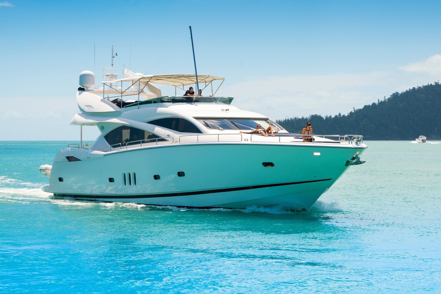 To hire a power vessel in the whitsundays with queensland yacht charters can range from $645 to $2215 in the high season & $530 to $1605 in the low season. M V Alani Luxury Yachts Whitsundays Bareboating And Crewed Luxury Charters