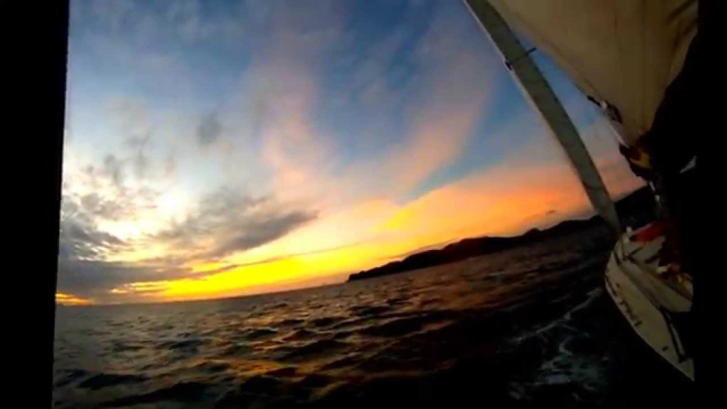 25+ Exploring Whitsundays Maxi Yacht Sailing Excursion